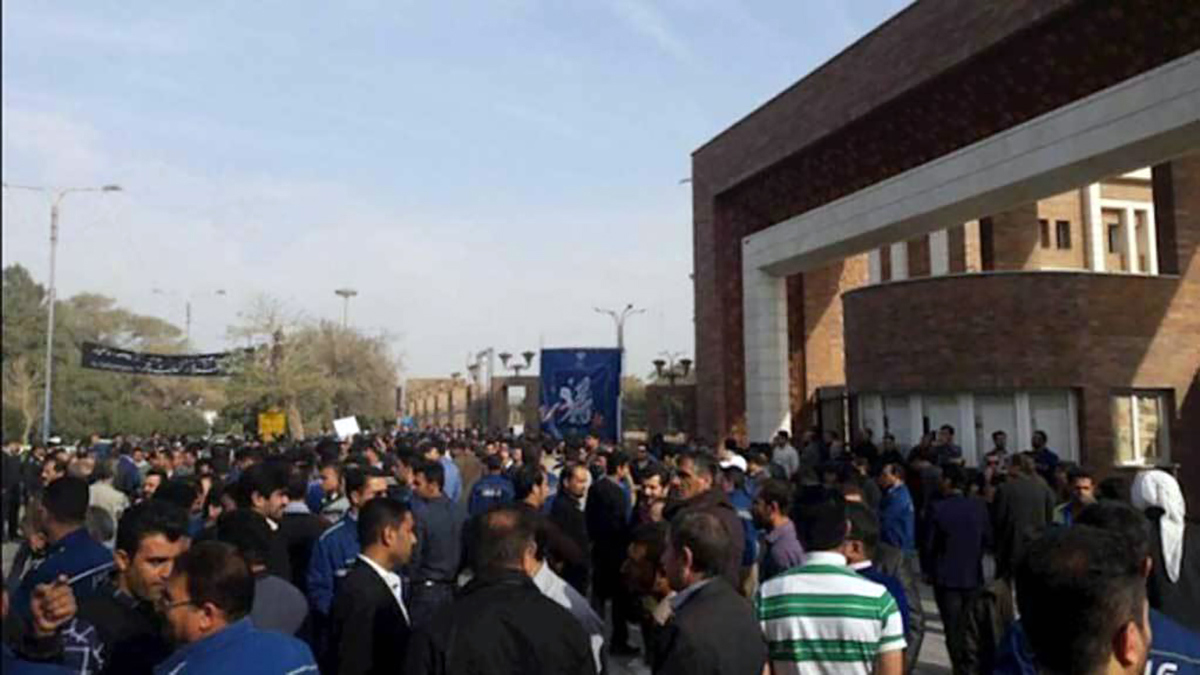 إيران تنشر قوات خاصة لقمع احتجاجات العمال المستمرة في الأهواز (فيديو)