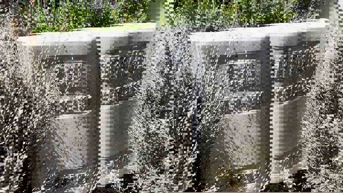 فتح قبر شاب بعد 10 سنوات على انتحاره لسبب "غريب" (صور)