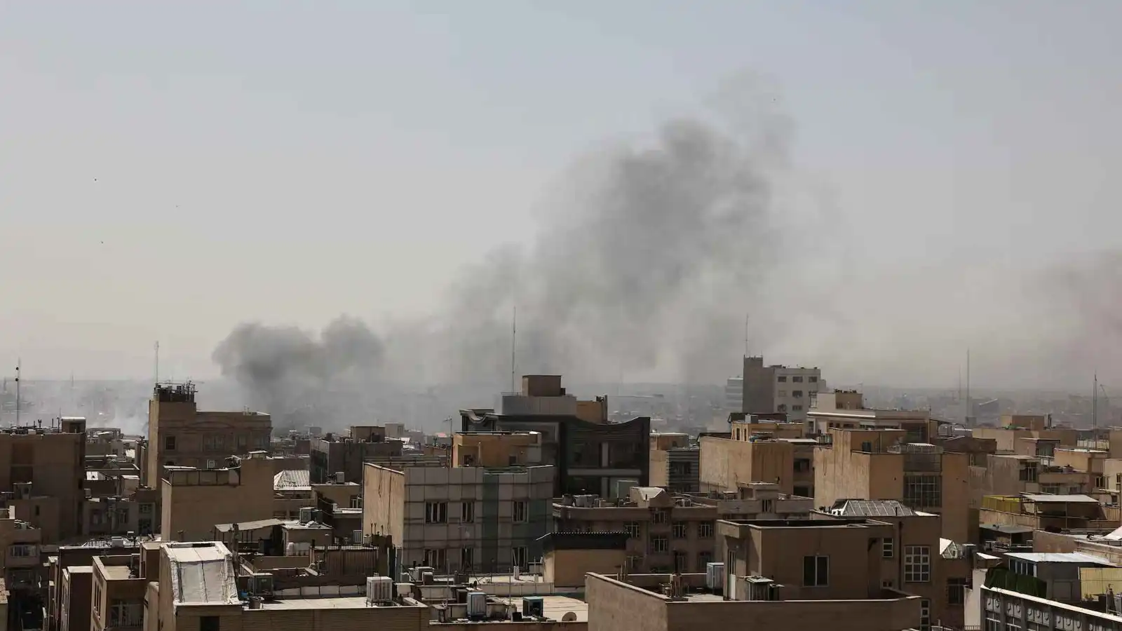 إيران.. حريق هائل قرب مطار مشهد بعد إصابة خزان وقود (فيديو)