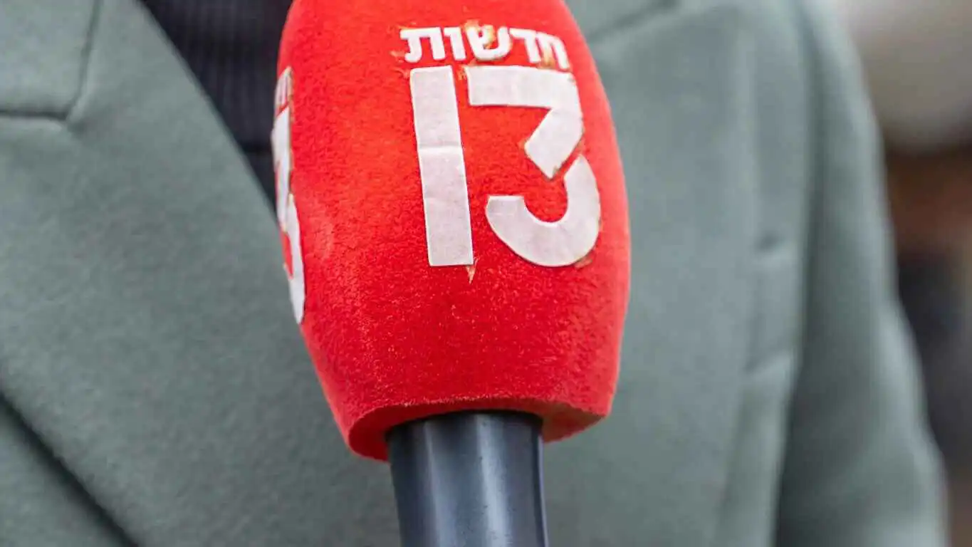 بعد بيع حصة ملياردير بريطاني.. "القناة 13" في قلب معركة بين نتنياهو والإعلام