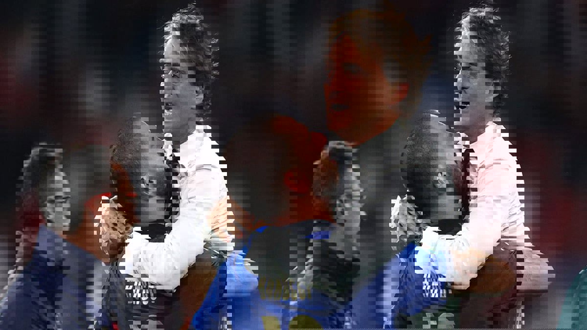 شاهد بكاء روبرتو مانشيني بعد تتويج إيطاليا بكأس الأمم الأوروبية (فيديو)