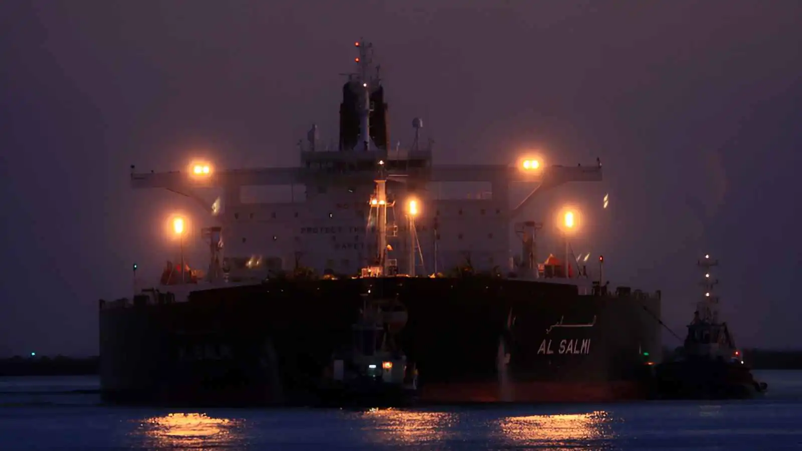 حكومة دبي تعلن نجاح إخماد حريق ناقلة نفط كويتية استهدفتها إيران