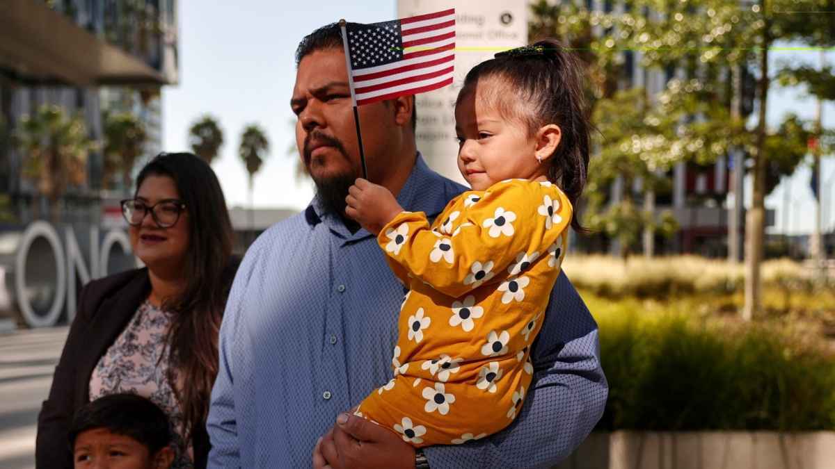 "نيوزويك": المهاجرون الجدد قد يؤثرون في نتائج الانتخابات الأمريكية