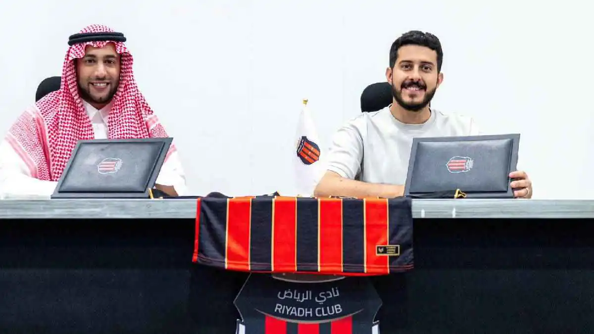 نادٍ سعودي يتعاقد مع "يوتيوبر" لحراسة مرماه (صور)