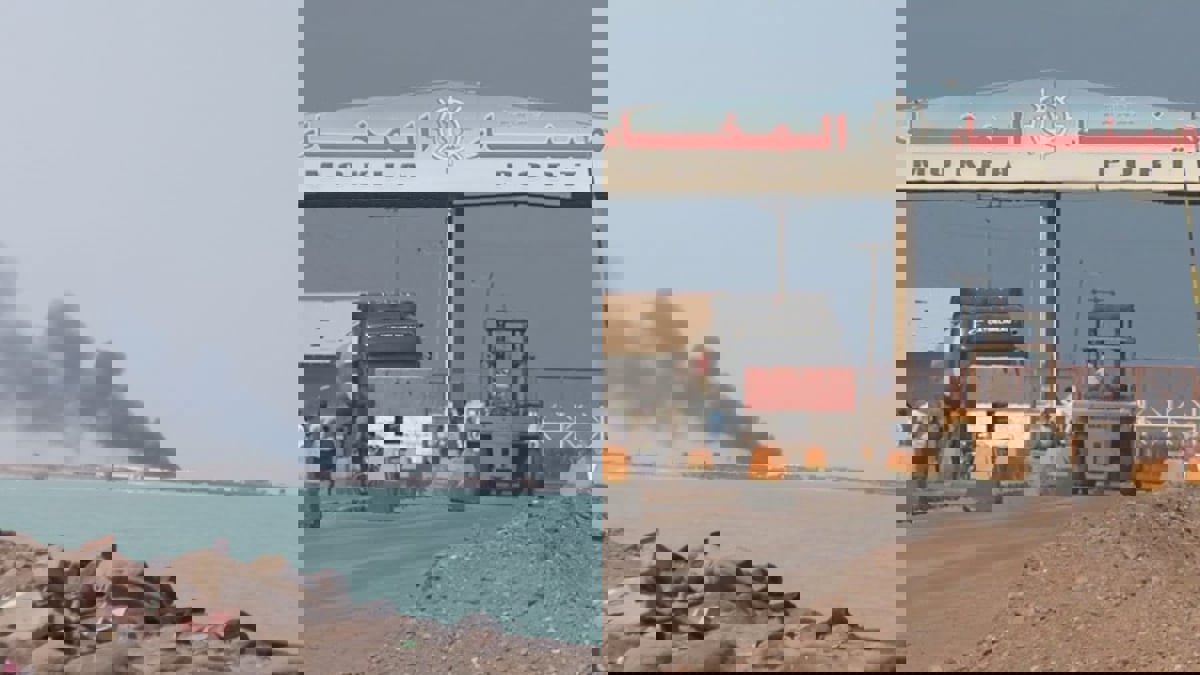 الحوثيون يستهدفون ميناء المخا تزامنًا مع وصول وفد حكومي لزيارته