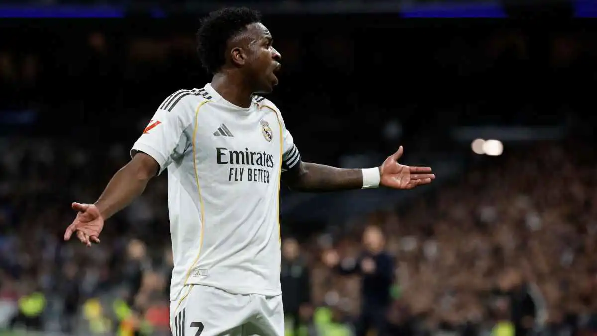 لماذا قام باستبداله؟.. رد فعل فلورنتينو بيريز على خروج فينيسيوس يثير الجدل