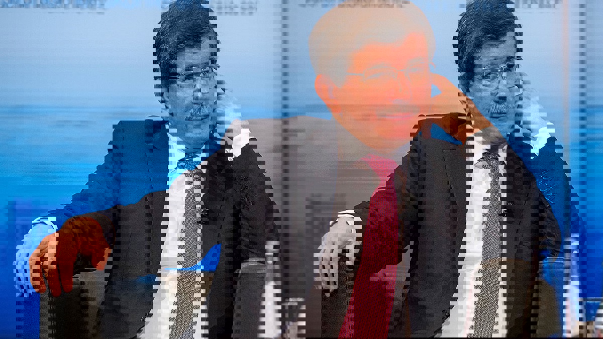 بعد عبدالله غول.. داوود أوغلو ينتقد علنًا سياسات أردوغان