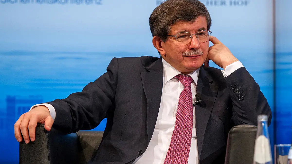 بعد عبدالله غول.. داوود أوغلو ينتقد علنًا سياسات أردوغان