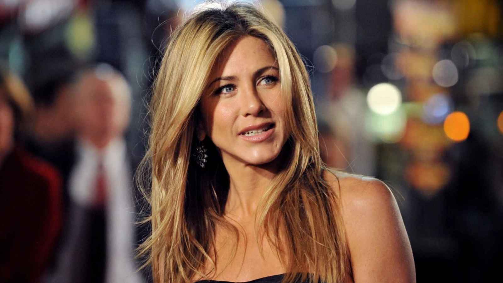 جنيفر أنيستون وبيدرو باسكال.. علاقة رومانسية في الأفق (صور)