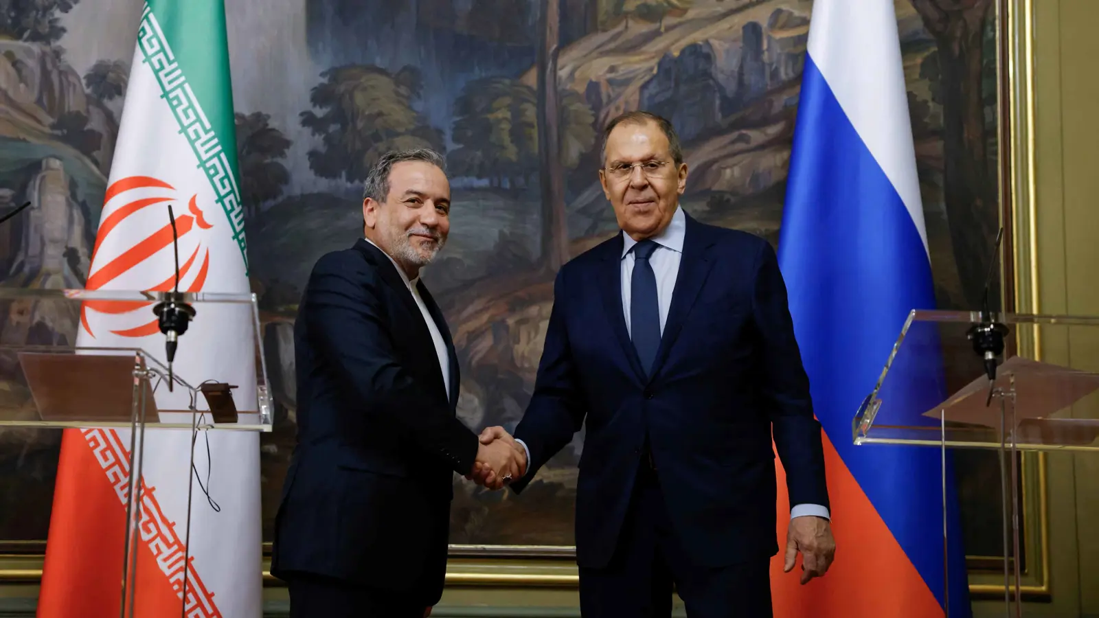 لافروف يعرض مساعدة روسيا في حل النزاع النووي الإيراني