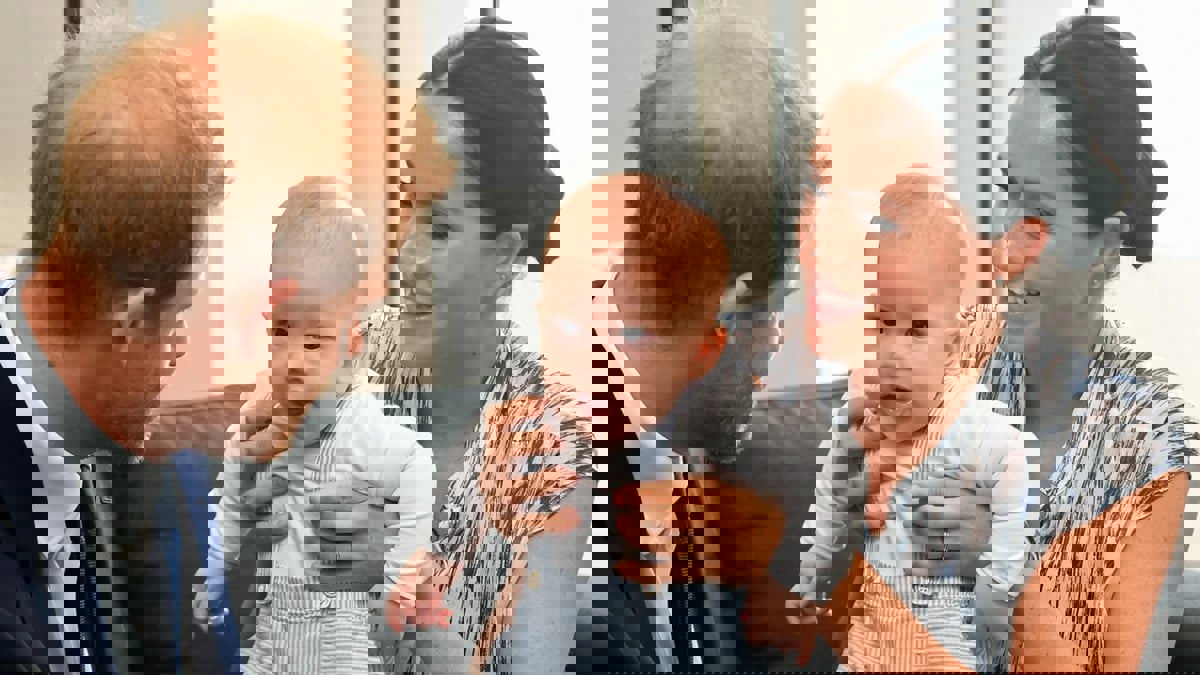 من هما عضوا العائلة الملكية اللذان وجها تعليقات عنصرية لابن هاري وميغان؟