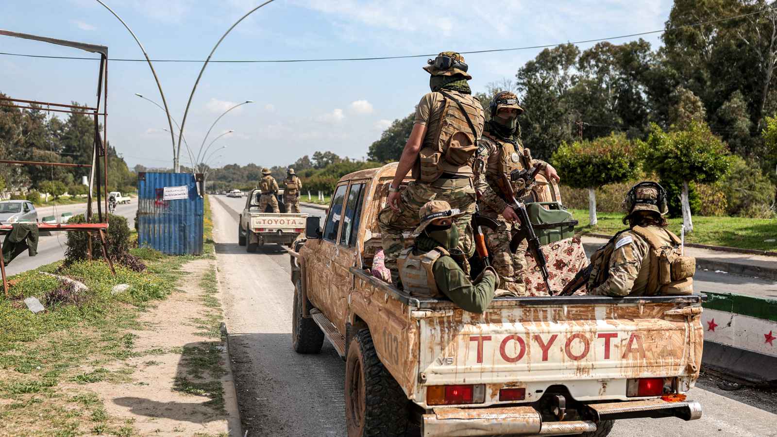 تزامنا مع أحداث الساحل.. اشتباكات دامية في حلب بين الأمن السوري و"قسد" (فيديو)