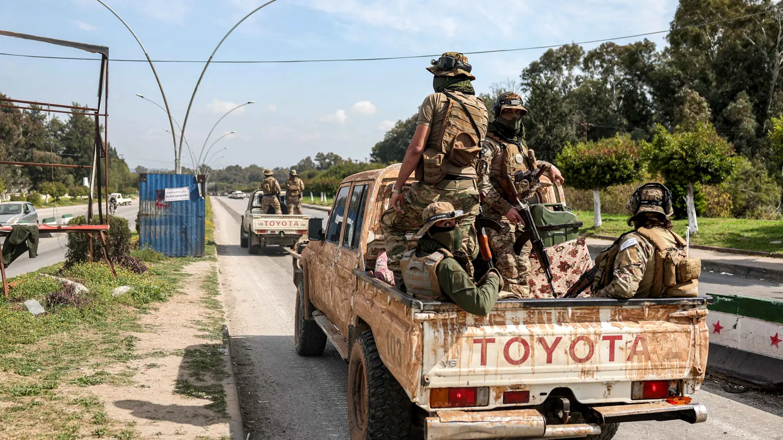 تزامنا مع أحداث الساحل.. اشتباكات دامية في حلب بين الأمن السوري و"قسد" (فيديو)