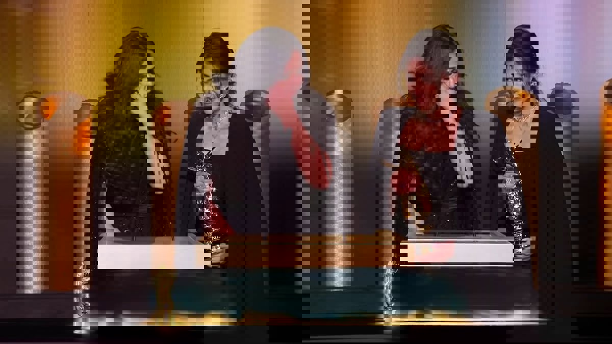 دنيا وإيمي سمير غانم تبكيان خلال تكريم والديهما في الرياض