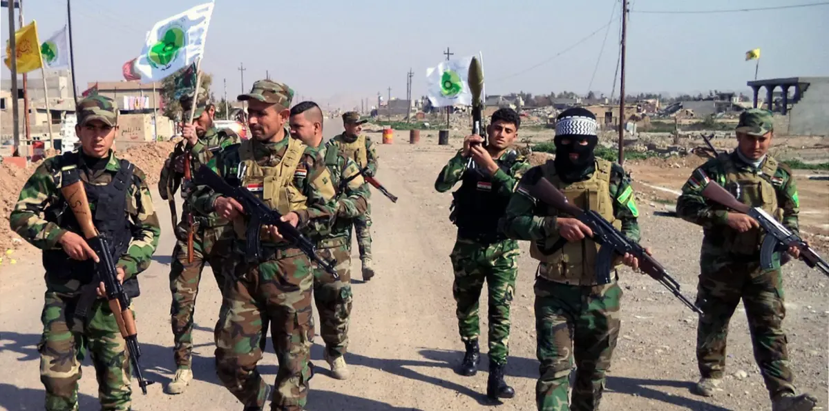 عرض راية الحشد الشعبي العراقي في مكة يثير جدلًا واسعًا (صورة)