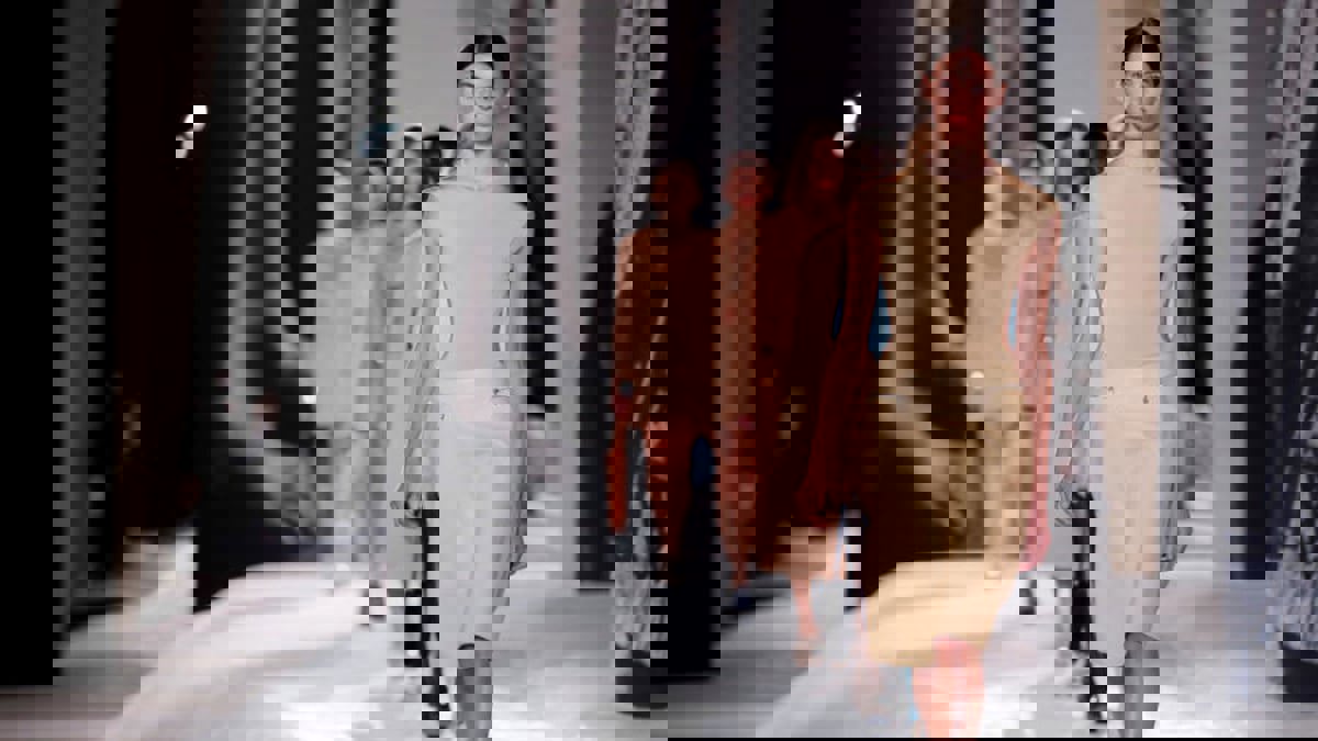 أسبوع الموضة ينطلق في باريس وسط تركيز على ابتكارات الشباب 
