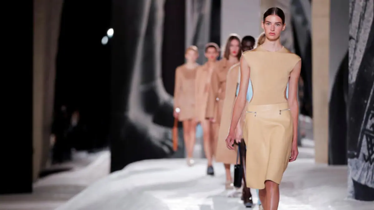 أسبوع الموضة ينطلق في باريس وسط تركيز على ابتكارات الشباب 
