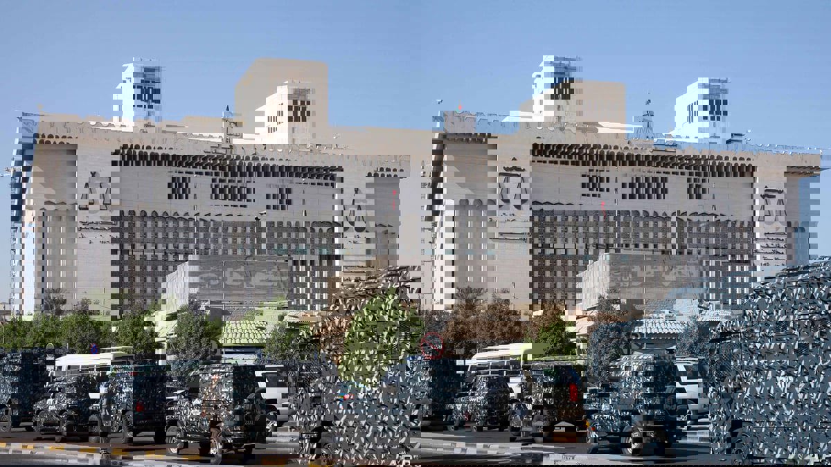 حكم نهائي بإدانة كويتي أهان العلم وحرقه متعمدًا وأساء للأمير