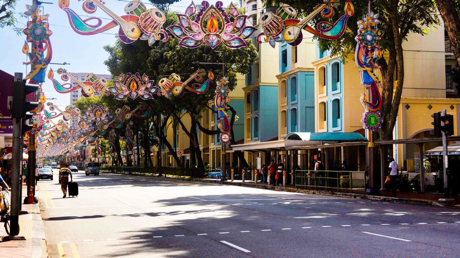 انهيار أرضي يبتلع سيارة.. ويصيب امرأة بجروح (فيديو)