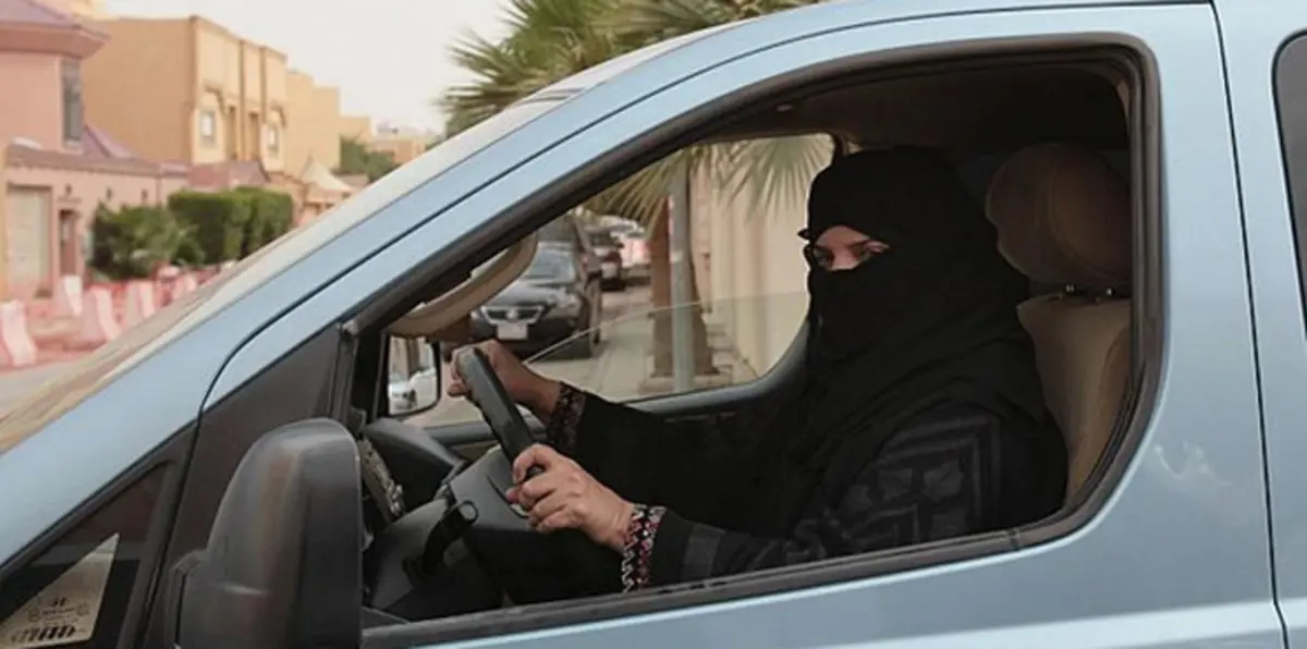 مجلس الشورى السعودي يوضح حقيقة إقراره نظامًا لقيادة المرأة للسيارة