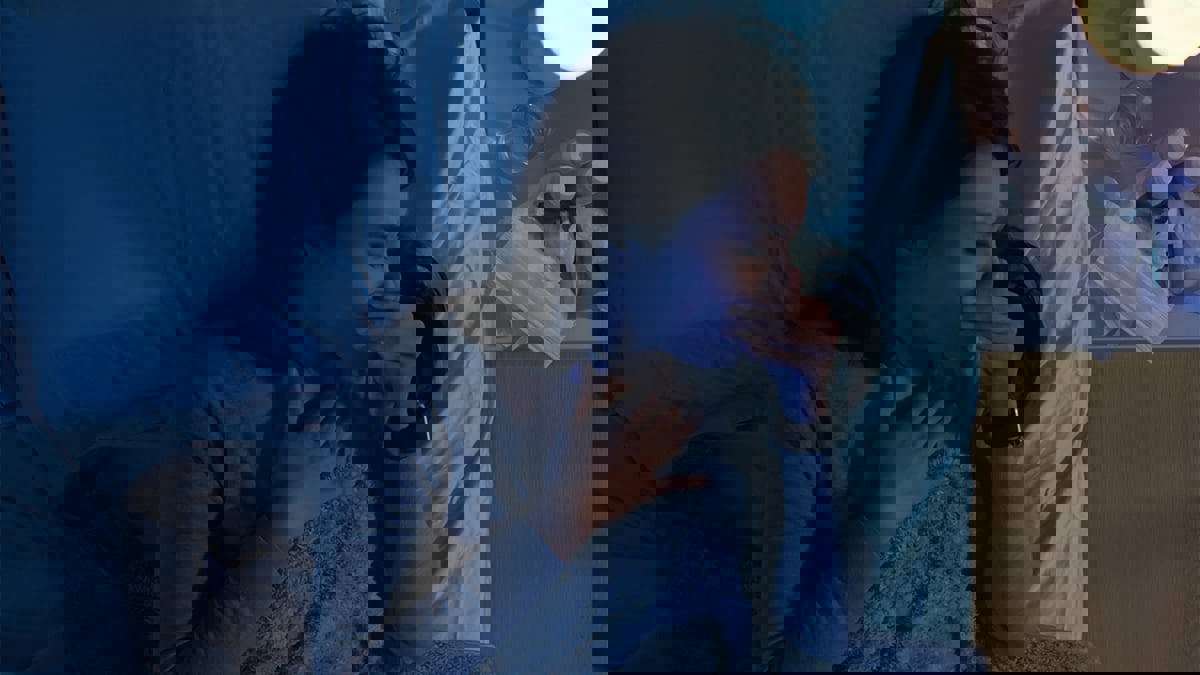 لماذا تتفاقم أعراض البرد والسعال ليلًا؟