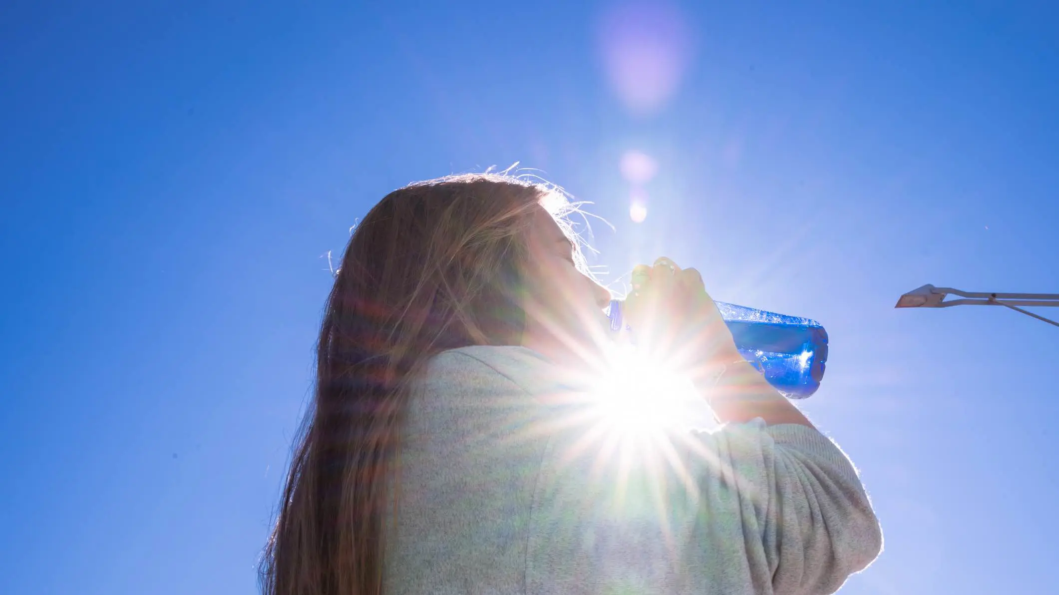 3 علامات "غير مألوفة" على الإصابة بضربة شمس (فيديو)