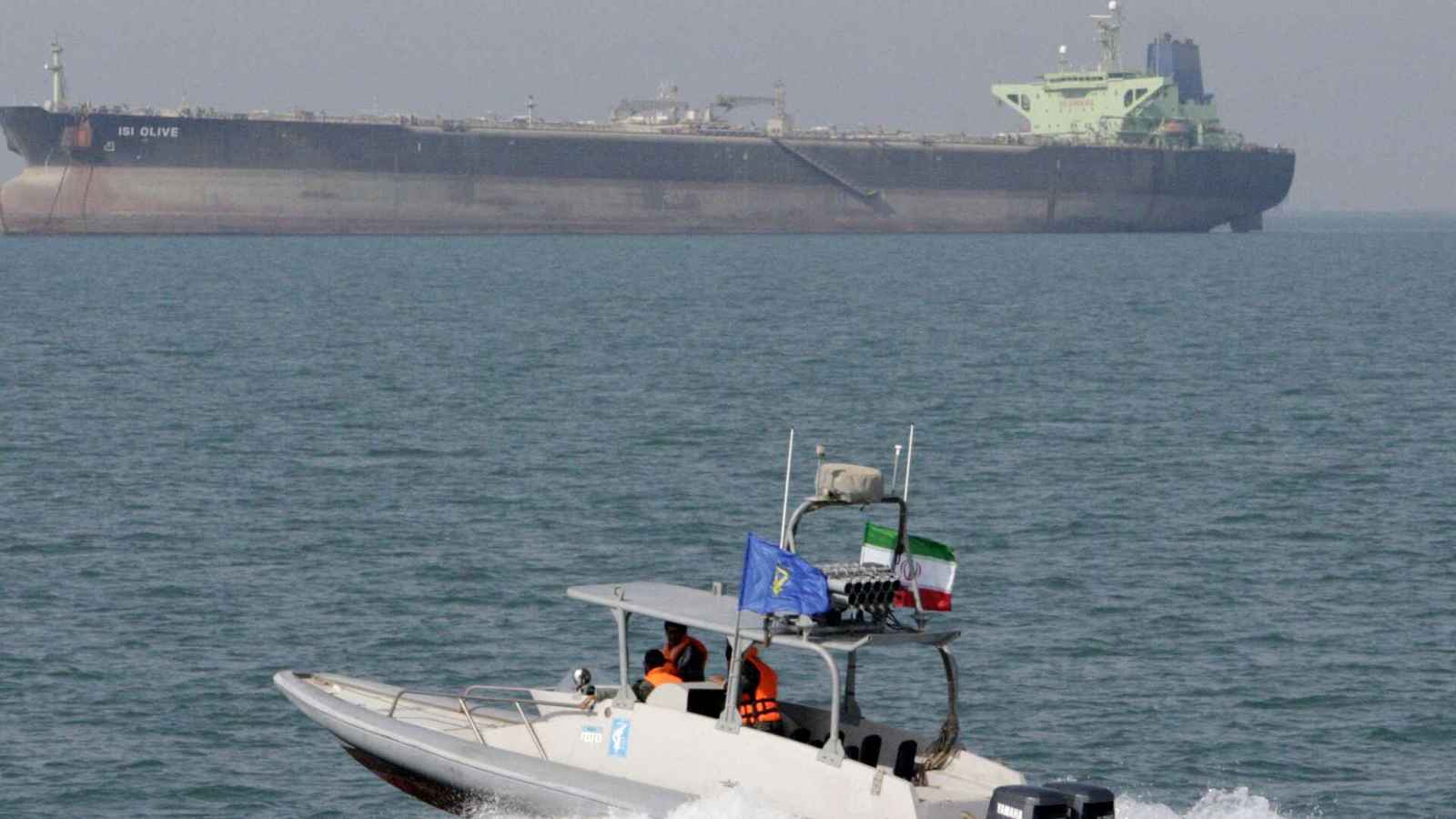 إيران تحتجز سفينتين أجنبيتين بتهمة تهريب الوقود