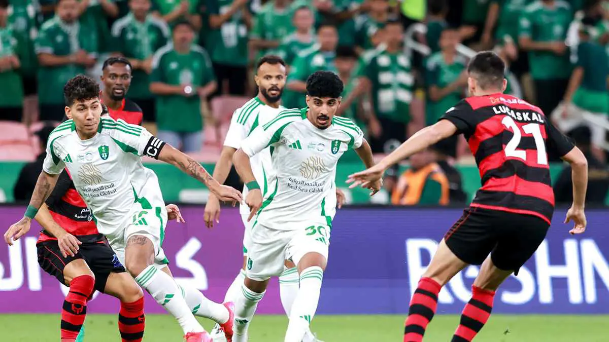 "إسقاط" نجم الأهلي السعودي من القائمة المحلية