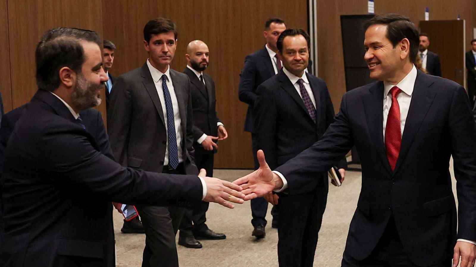 أمريكا تعلن عزمها إصدار "إعفاءات أولية" من العقوبات على سوريا