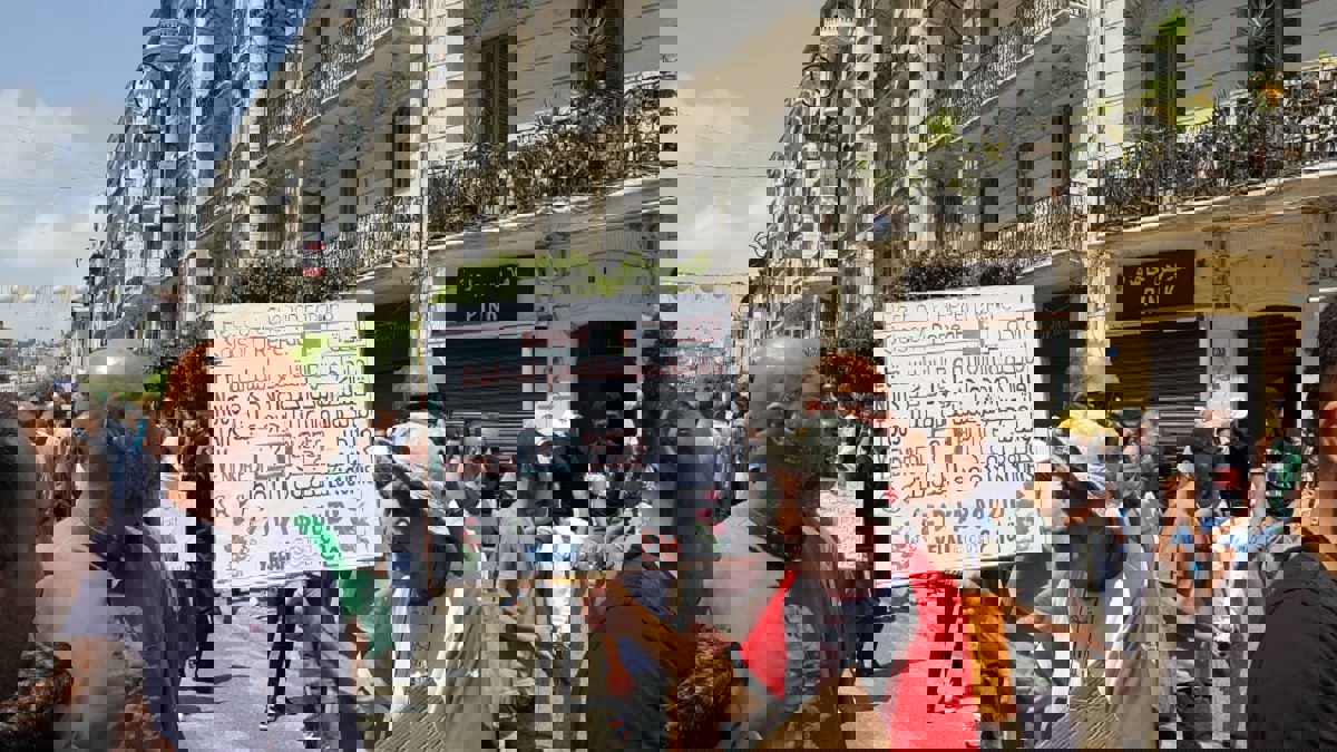 الجمعة الـ17.. الجزائريون يجددون التظاهر وسط مطالبات بمحاسبة بوتفليقة وأعوانه (صور)