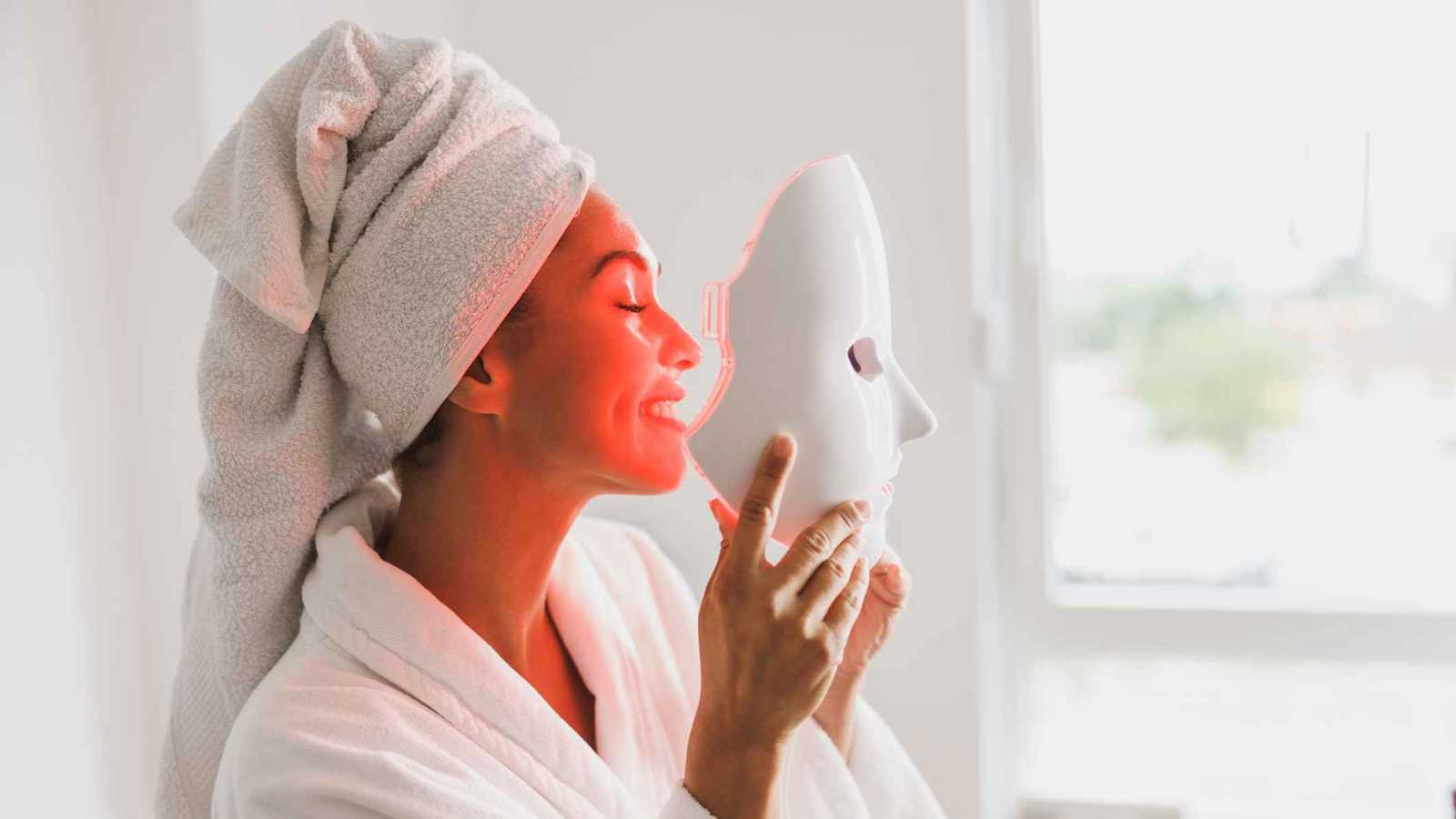 العلاج بالضوء الأحمر.. هل يخفف حب الشباب ويؤخر التجاعيد؟