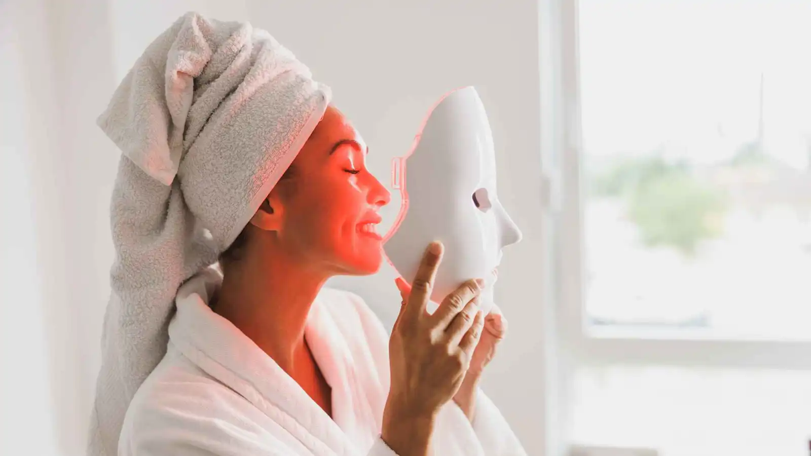 العلاج بالضوء الأحمر.. هل يخفف حب الشباب ويؤخر التجاعيد؟