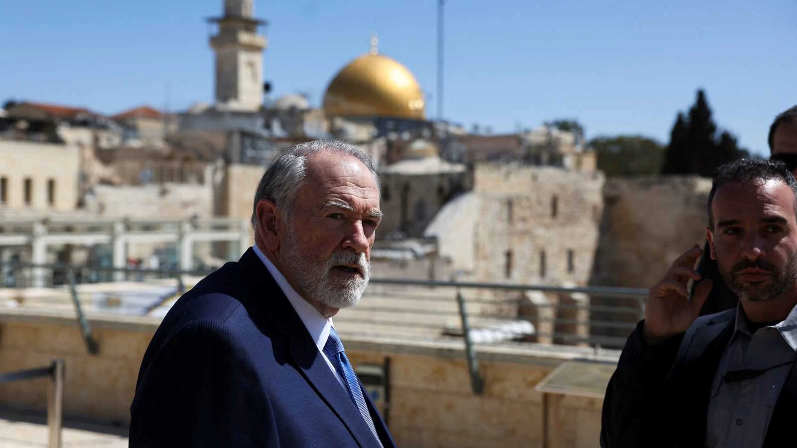 السفير الأمريكي في إسرائيل يزور قرية فلسطينية هاجمها مستوطنون (صور)