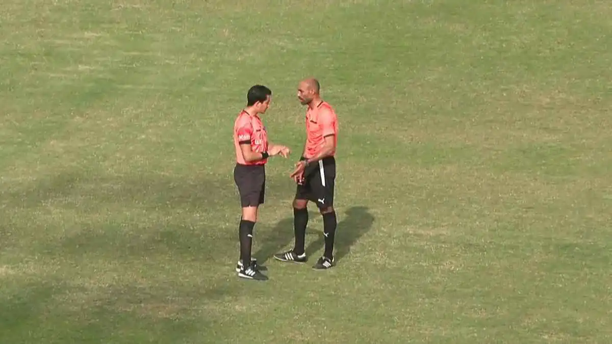 الهاتف بدلاً من الفار.. لقطة غريبة لمراجعة ركلة جزاء في مصر (فيديو)