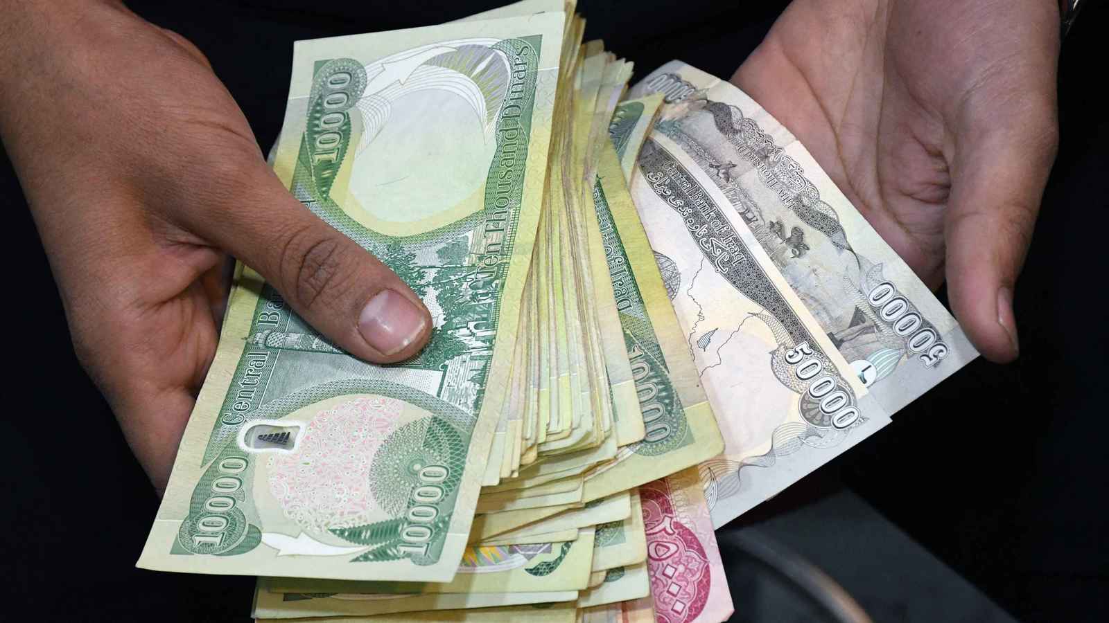 "عيدية لرئيس الوزراء العراقي".. فيديو يشعل مواقع التواصل