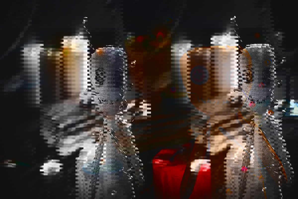 للحصول على كنز من الذهب.. أم تضرب ابنها حتى الموت (صور)