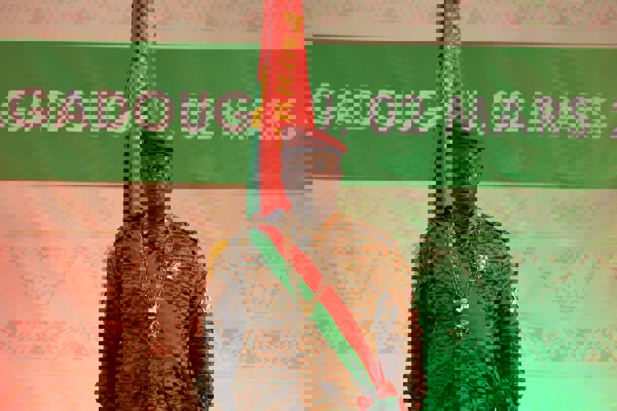 بوركينافاسو.. المجلس العسكري يحتمي بـ "السترات الحمراء" لتكميم معارضيه