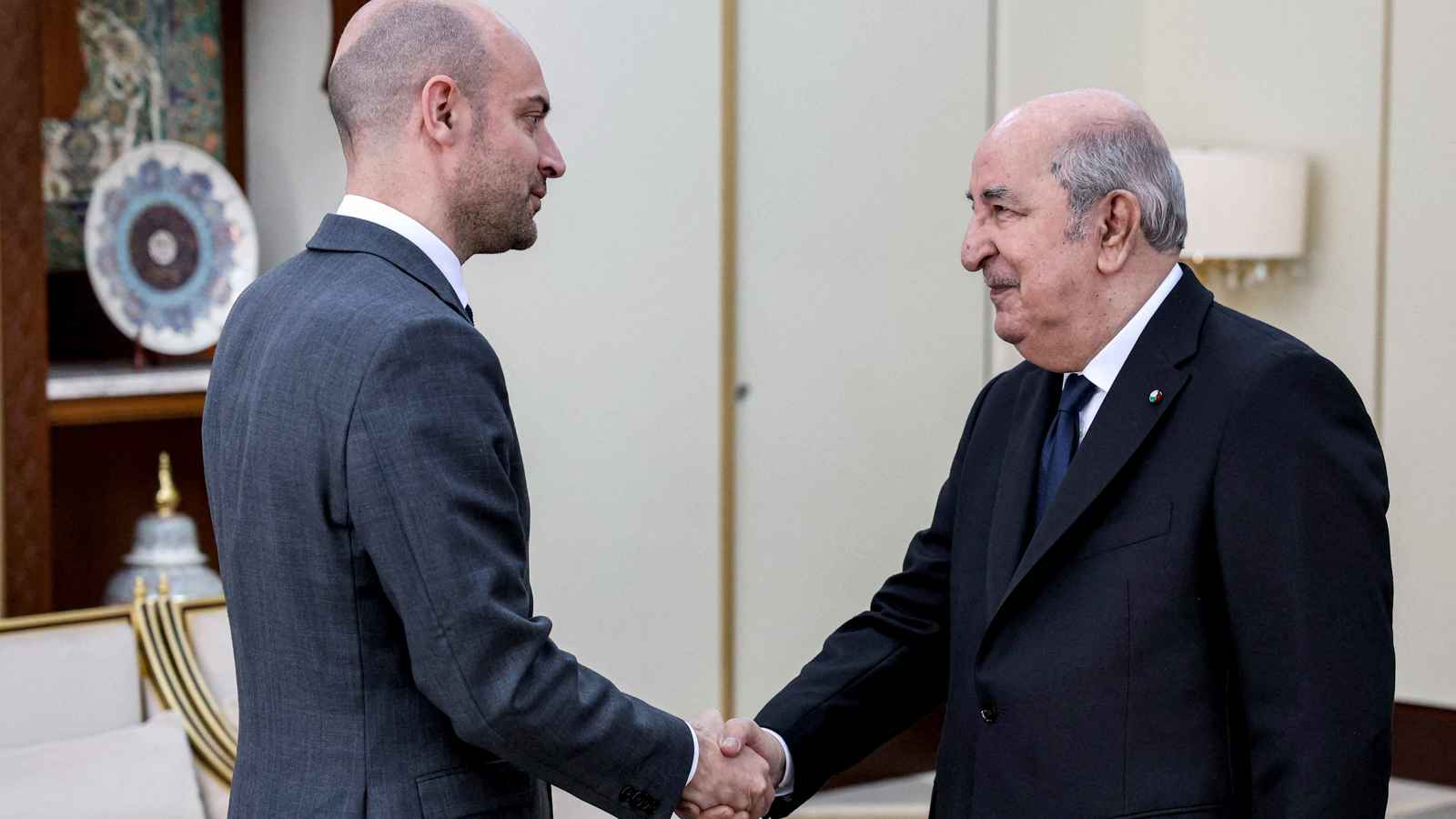 "ستكون له تداعيات".. فرنسا تعلق على قرار الجزائر بطرد دبلوماسييها