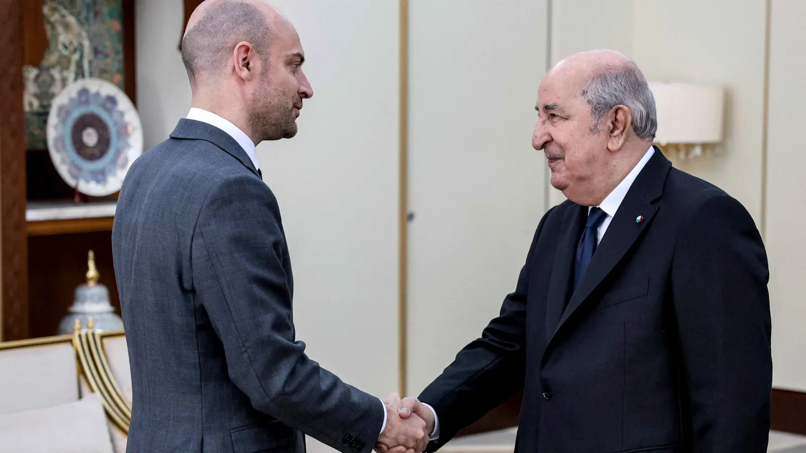 "ستكون له تداعيات".. فرنسا تعلق على قرار الجزائر بطرد دبلوماسييها