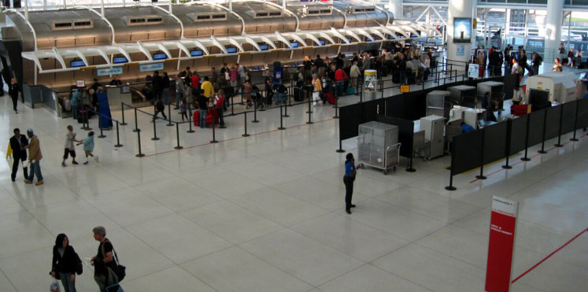 الشرطة الأمريكية تطلق سراح طفل من أصول إيرانية بعد اعتقاله في المطار (فيديو)