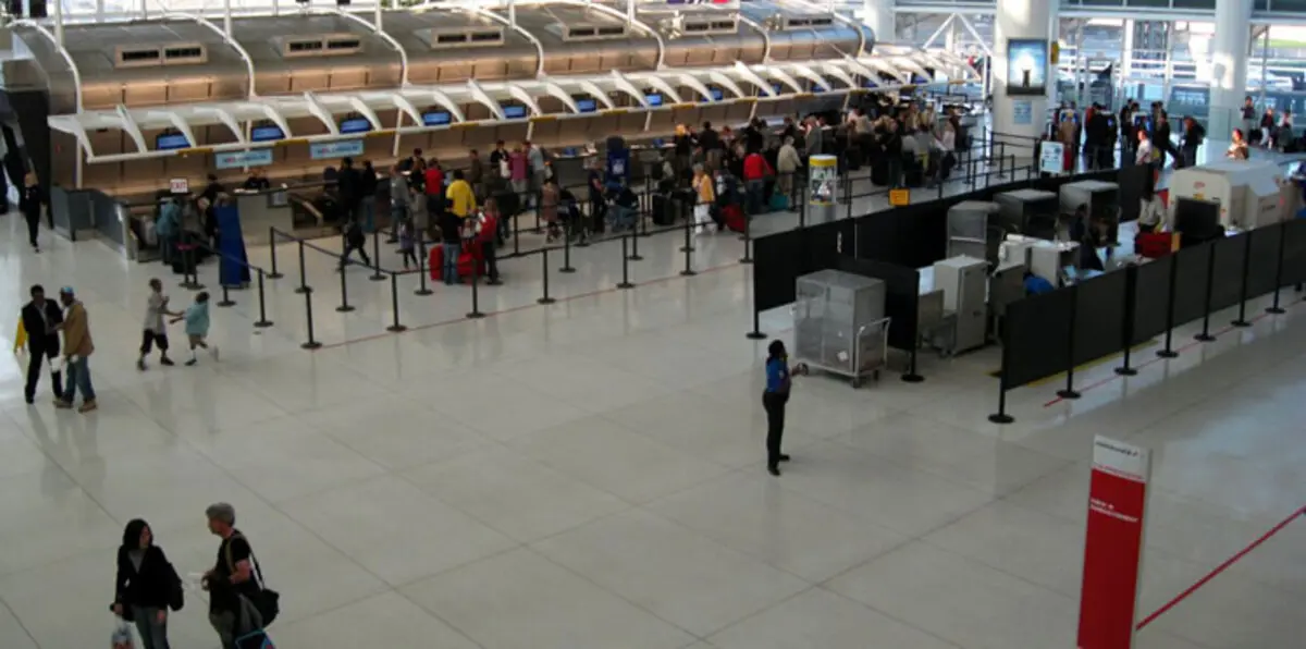 الشرطة الأمريكية تطلق سراح طفل من أصول إيرانية بعد اعتقاله في المطار (فيديو)