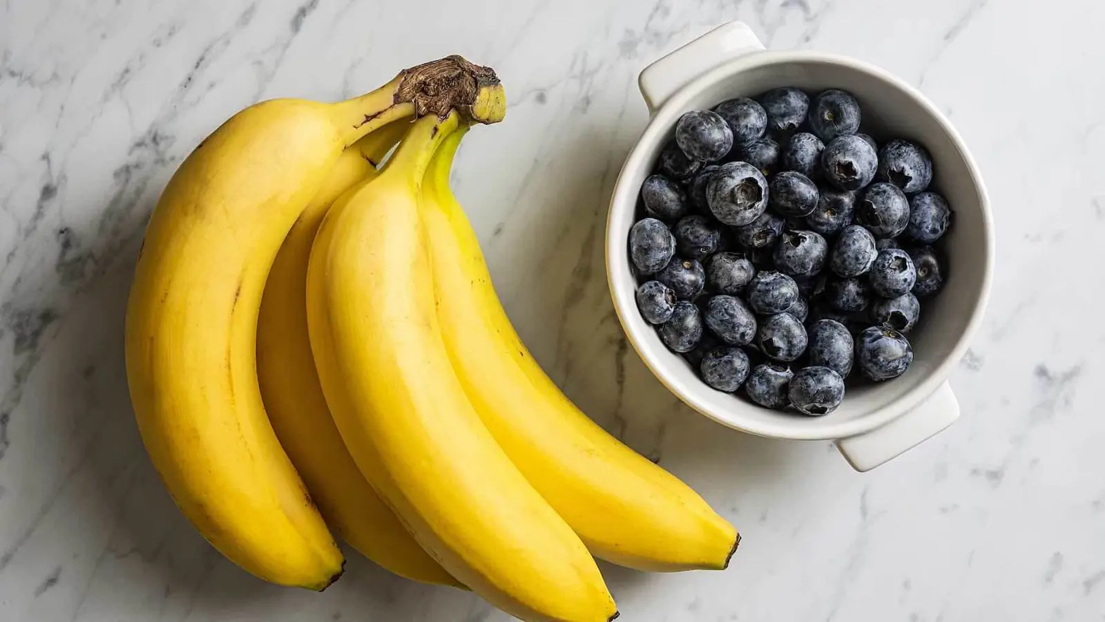 لماذا عليك تجنب خلط التوت الأزرق مع الموز في العصائر؟