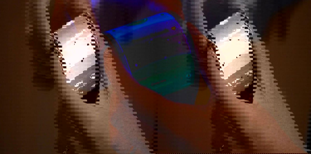 سامسونغ تعرض هاتفًا جديدًا يتحوّل إلى لوحي (فيديو)