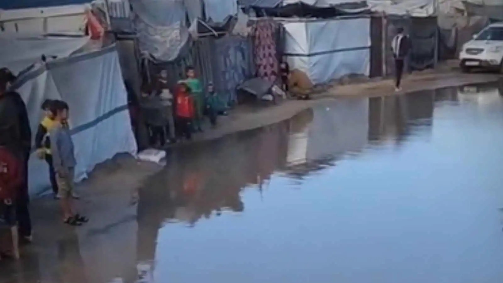مناشدات عاجلة.. غرق المئات من خيام النازحين في مواصي خان يونس (فيديو)