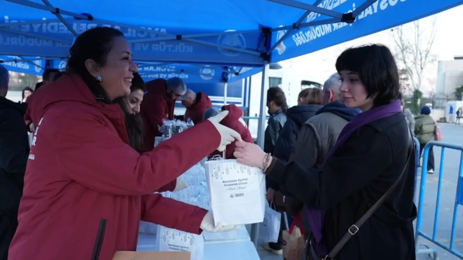 إفطار العابرين.. وجبات مجانية في رمضان بإسطنبول (فيديو)