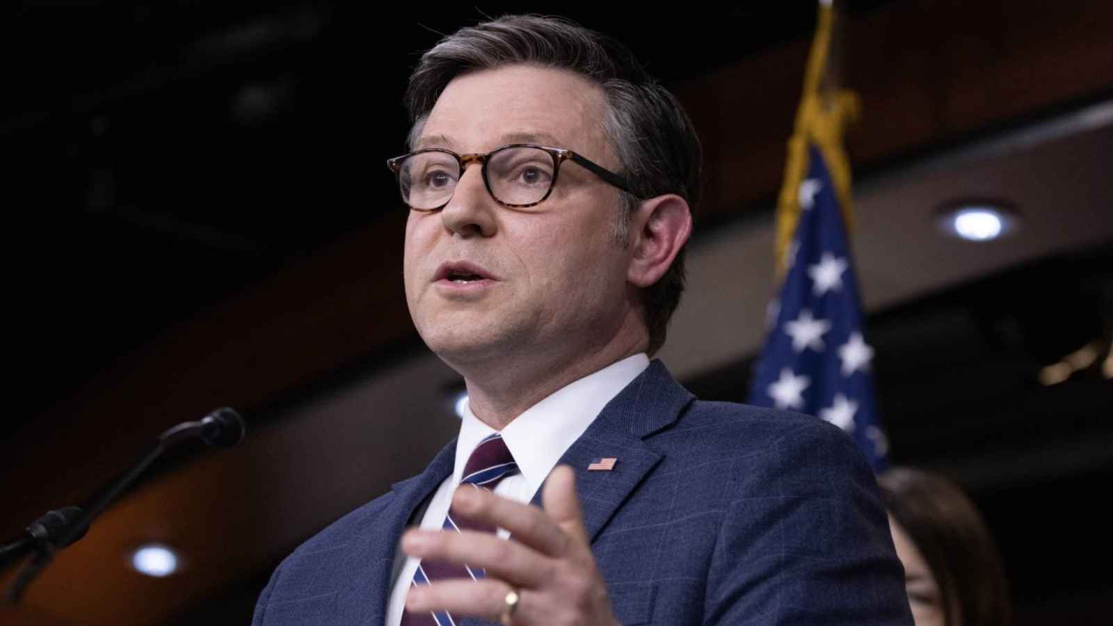 مأساة مروعة.. رئيس مجلس النواب الأمريكي يعلق على حادث الطائرة