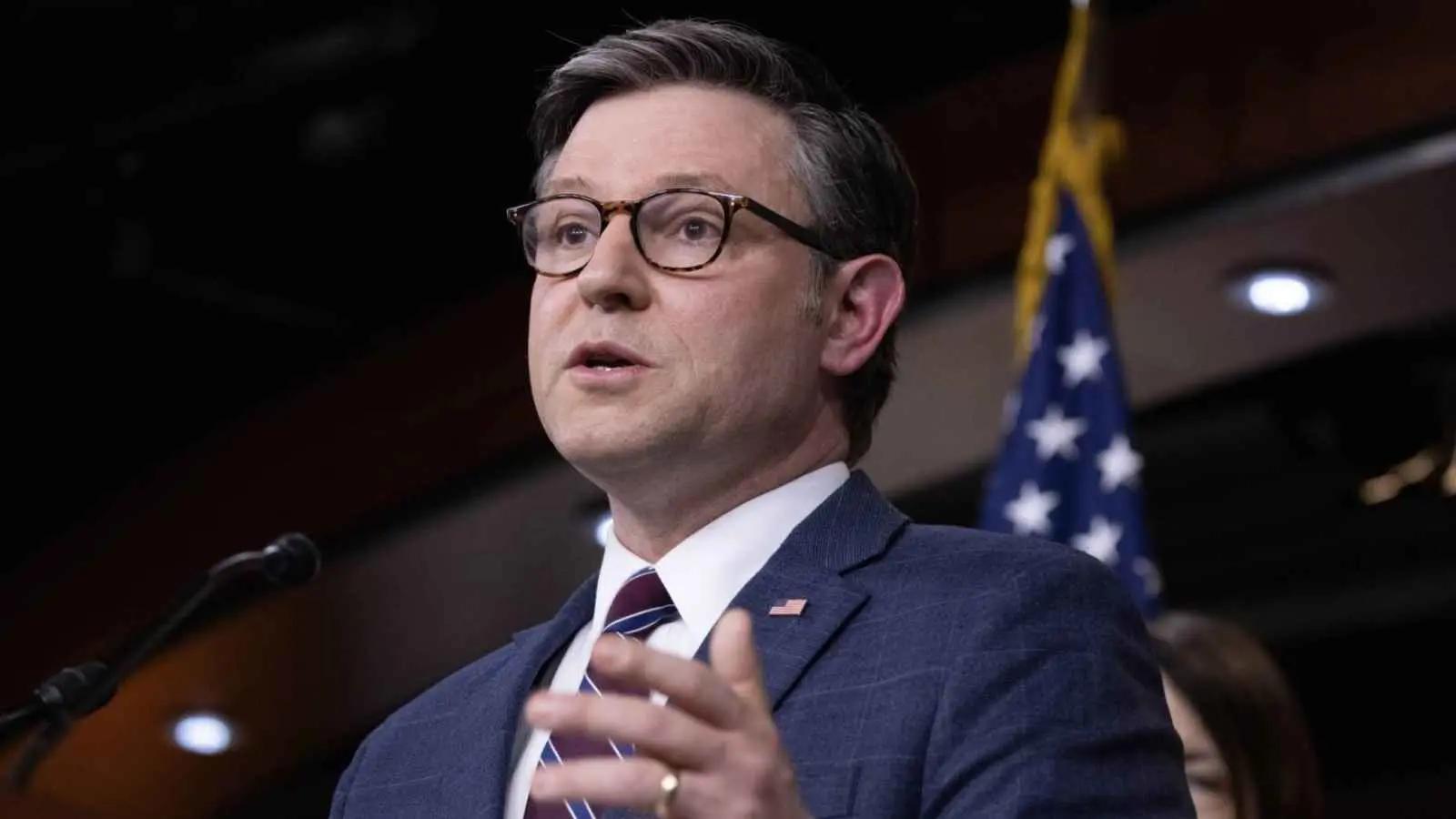 مأساة مروعة.. رئيس مجلس النواب الأمريكي يعلق على حادث الطائرة