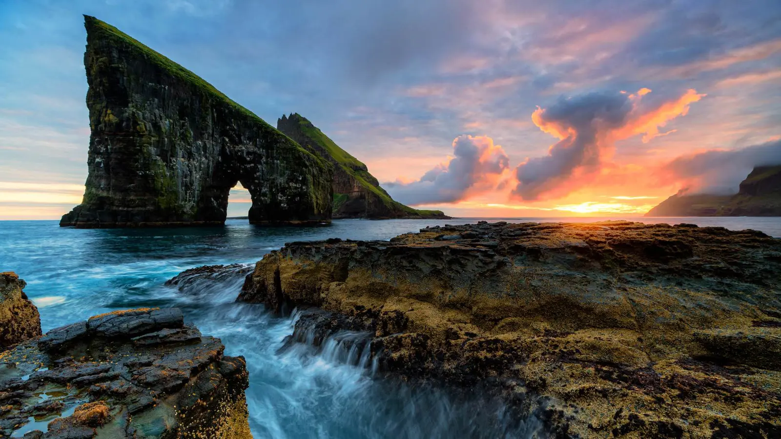 جزر الفارو.. وجهة سياحية فريدة لعشاق الطبيعة والمغامرة (صور)