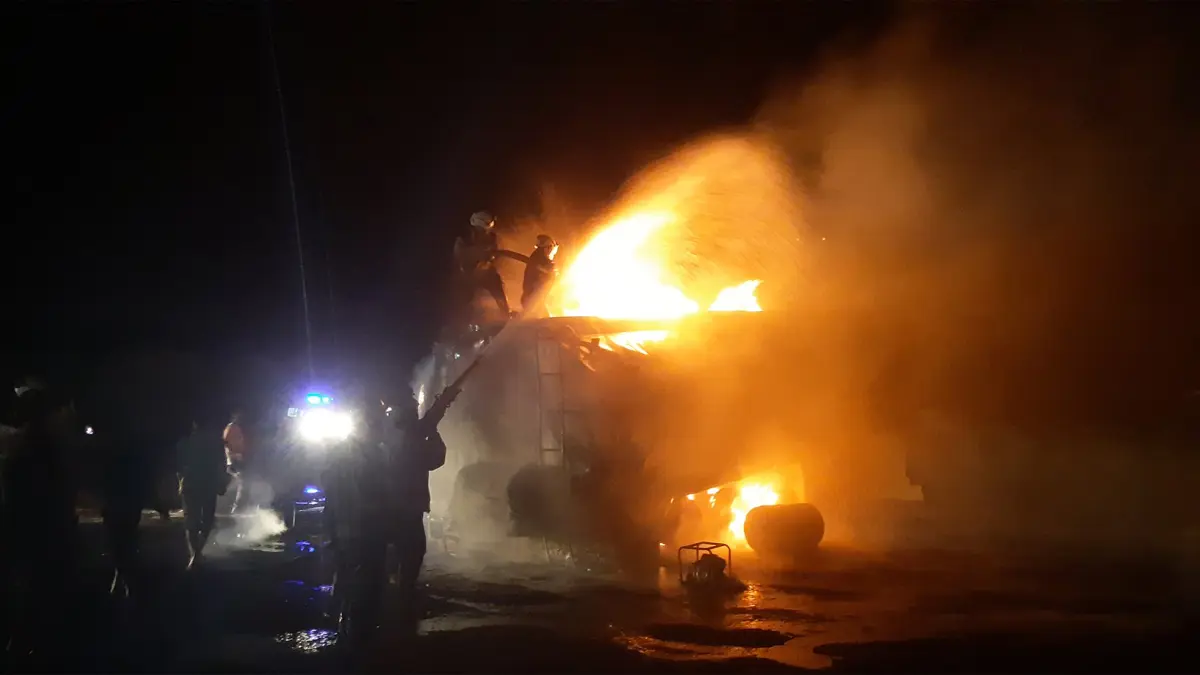 انفجار ضخم يتسبب باحتراق 11صهريج نفط في مدينة الباب السورية (فيديو)