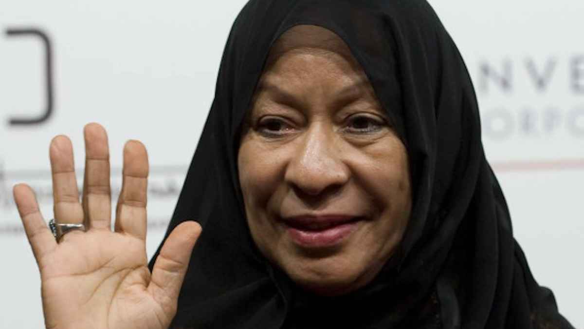 رحيل الفنانة الإماراتية رزيقة الطارش عن 71 عاماً